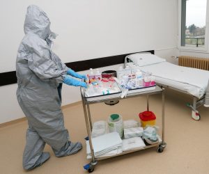 13.03.2020., Karlovac - U Opcoj bolnici Karlovac pripremljeno je mjesto za izolaciju oboljelih od koronavirusa. Oznacen je prijem bolesnih pacijenata na ulazu u bolnicu. Lijecnici i medicinsko osoblje opremljeni su zastitnim odijelima u kojima ulaze do pacijenata. 
Photo: Kristina Stedul Fabac/PIXSELL