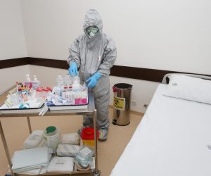 13.03.2020., Karlovac - U Opcoj bolnici Karlovac pripremljeno je mjesto za izolaciju oboljelih od koronavirusa. Oznacen je prijem bolesnih pacijenata na ulazu u bolnicu. Lijecnici i medicinsko osoblje opremljeni su zastitnim odijelima u kojima ulaze do pacijenata. 
Photo: Kristina Stedul Fabac/PIXSELL