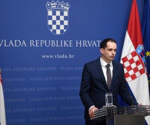 14.04.2020., Zagreb - U Banskim dvorima predstavljen je prvi digitalni asistent u borbi protiv koronavirusa na WhatsAppu u Hrvatskoj, Andrija. ministar uprave Ivan Malenica Photo: Marko Lukunic/PIXSELL