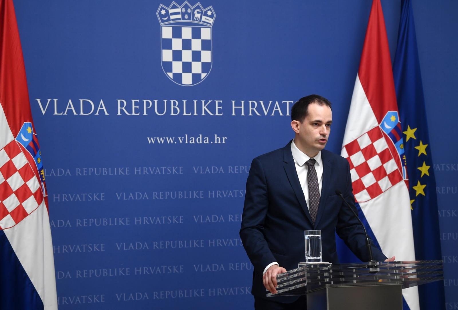 14.04.2020., Zagreb - U Banskim dvorima predstavljen je prvi digitalni asistent u borbi protiv koronavirusa na WhatsAppu u Hrvatskoj, Andrija. ministar uprave Ivan Malenica Photo: Marko Lukunic/PIXSELL