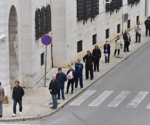 14.04.2020., Pula - Gradjani koji odlaze placati racune u FINU i banke  drze odredjenu propisanu distancu. Photo: Dusko Marusic/PIXSELL