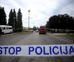 14.07.2017., Zagreb - Kod hotela Porin jedan od azilanata popeo se na vrh tornja, stavio omcu oko vrata te prijeti da ce se ubiti. Na teren je izasla policija te vatrogasci, a navodno je rijec o azilantu koji je prije godinu dana dosao iz Iraka.
Photo: Igor Kralj/PIXSELL