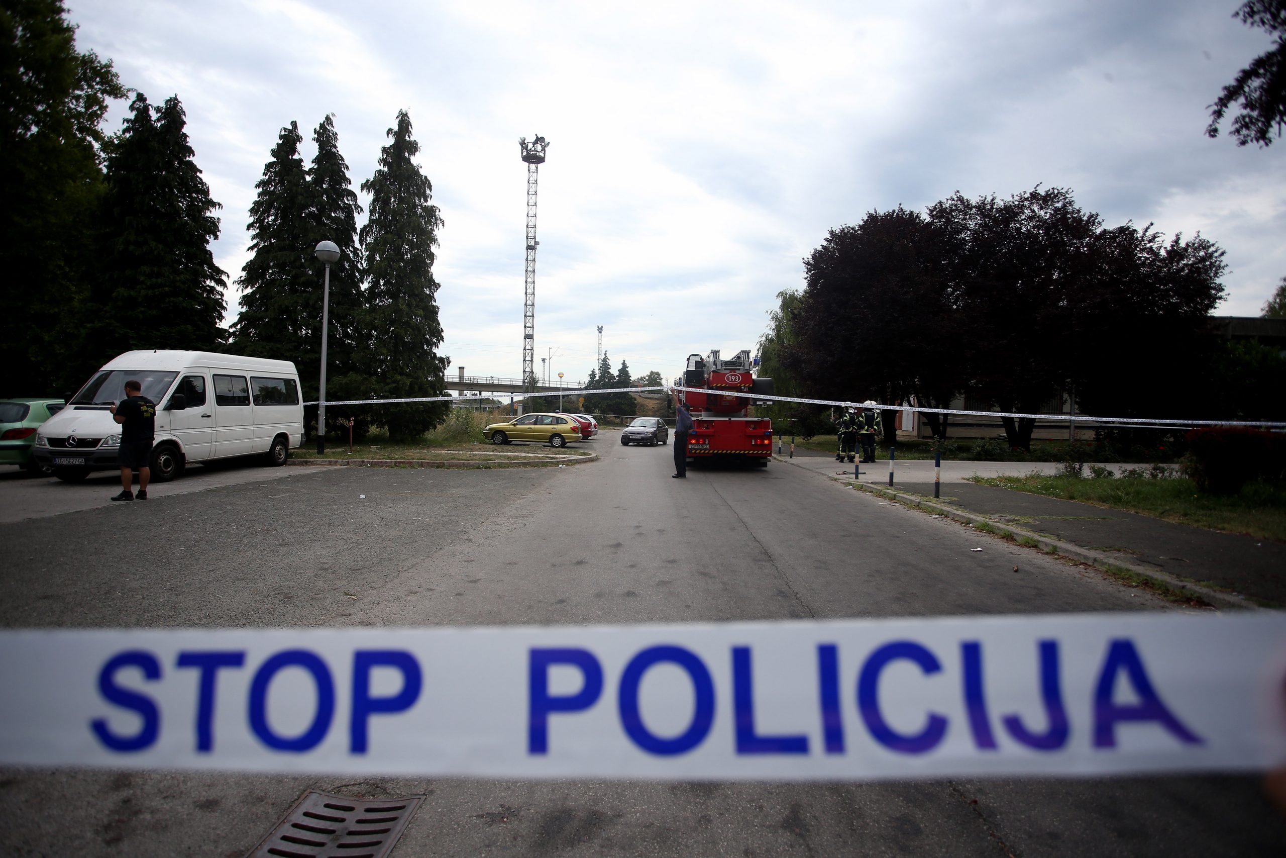 14.07.2017., Zagreb - Kod hotela Porin jedan od azilanata popeo se na vrh tornja, stavio omcu oko vrata te prijeti da ce se ubiti. Na teren je izasla policija te vatrogasci, a navodno je rijec o azilantu koji je prije godinu dana dosao iz Iraka.
Photo: Igor Kralj/PIXSELL