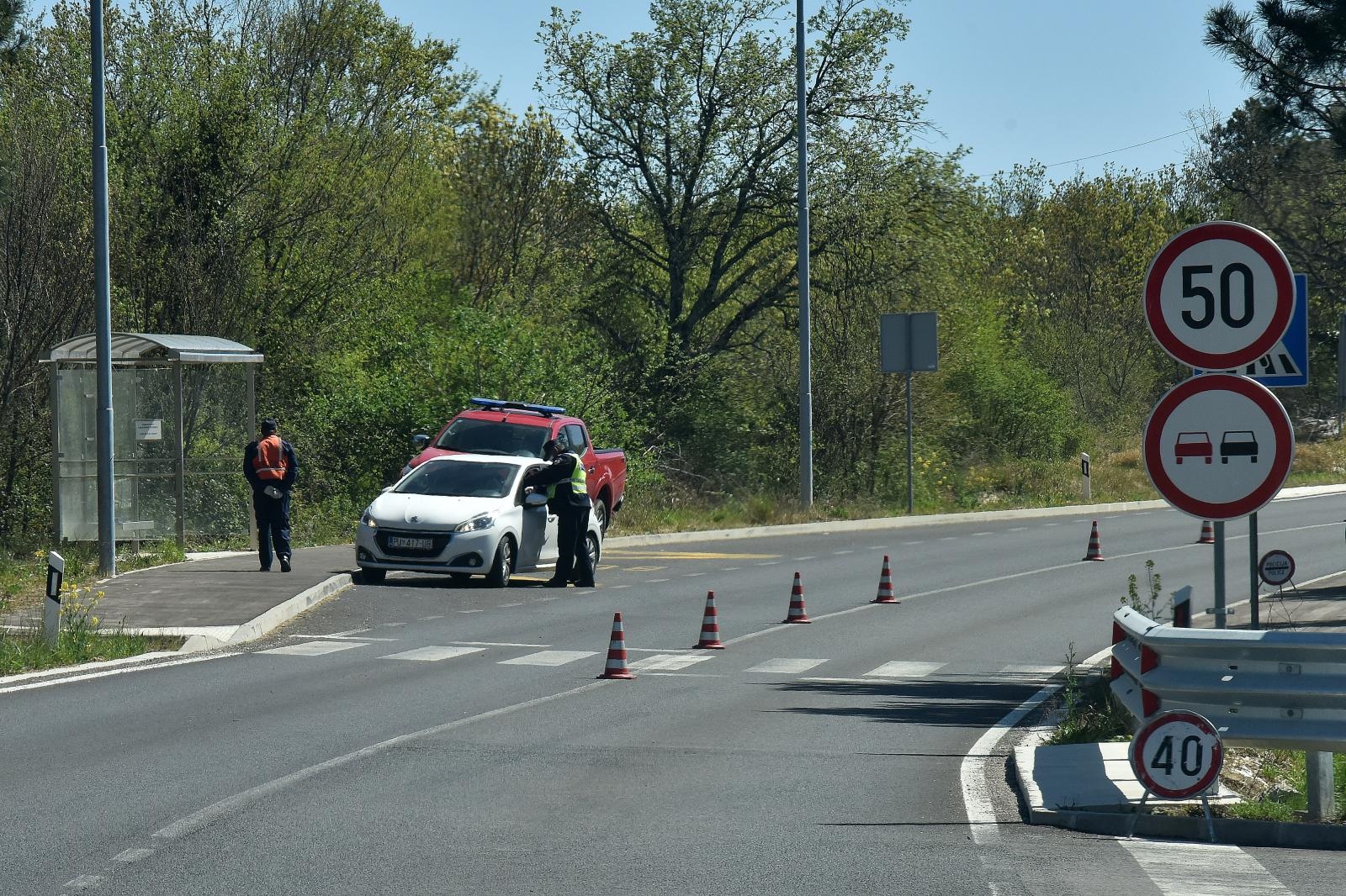 15.04.2020.,  Rocko polje  - Policija i pripadnici vatrogasnih postrojbi u Istri na vise lokacija vrse stalni nazor vozila radi provjere posjedovanja propusnica o slobodnom kretanju.
 Photo: Dusko Marusic /PIXSELL