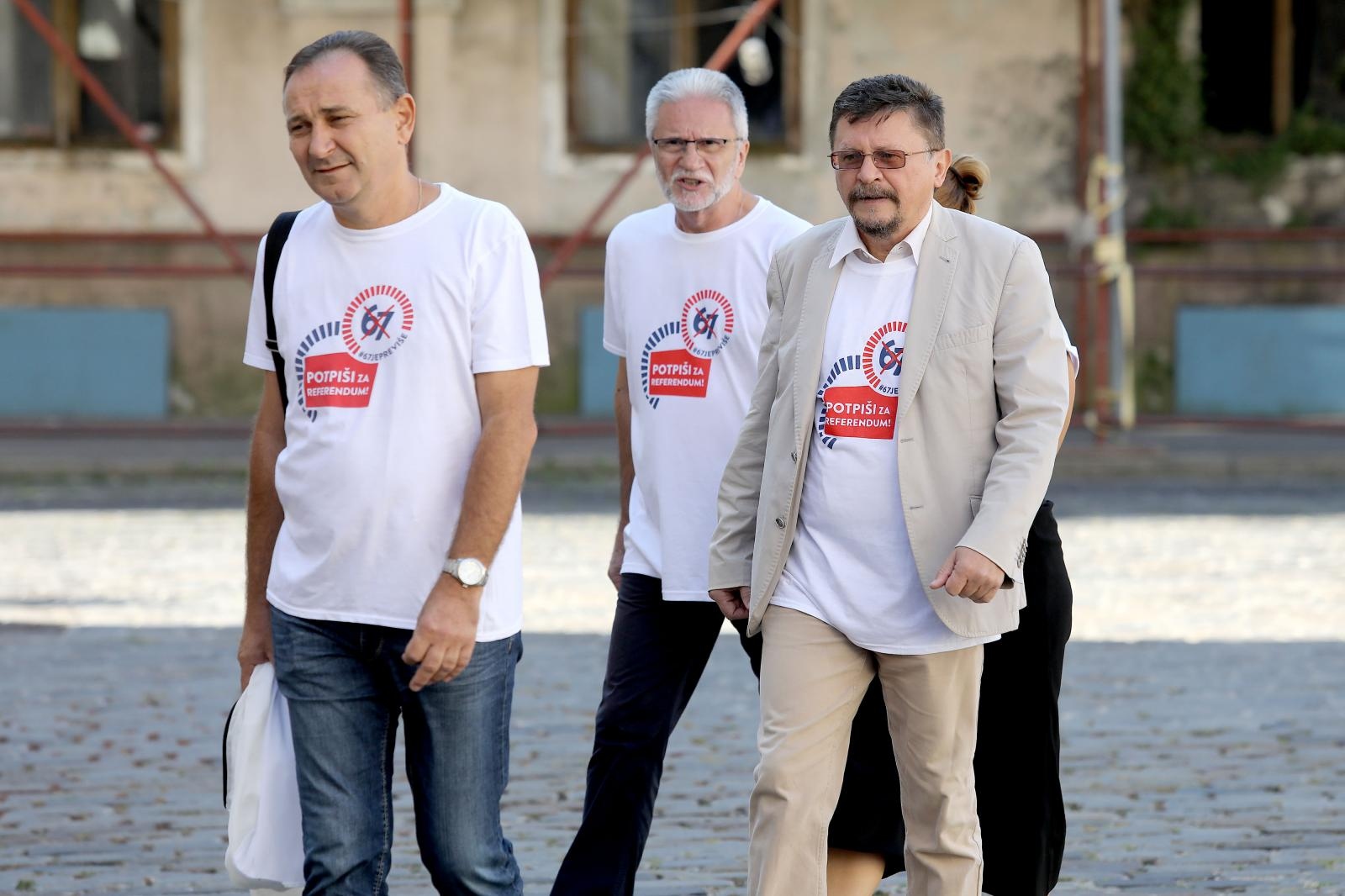 16.09.2019., Zagreb - Savez samostalnih sindikata Hrvatske (SSSH), Nezavisni hrvatski sindikati (NHS) i Matica hrvatskih sindikata (MHS) odrzali su konferenciju za medije ispred Hrvatskog sabora na temu referenduma 67 je previse. Govorili su predsjednici sindikalnih sredisnjica Mladen Novosel, Kresimir Sever i Vilim Ribic.
Photo: Patrik Macek/PIXSELL
