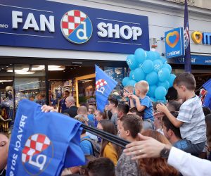 16.09.2019., Zagreb - Druzenje igraca Dinama s navijacima ispred Fan shopa GNK Dinamo uoci prve utakmice grupne faze s Atalantom. 
Photo: Goran Stanzl/PIXSELL