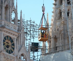17.04.2020., Zagreb - Kaptol. Razvijena hrvatska zastava na kosari  prije uklanjanja sjevernog tornja katedrale kojem je radi potresa ugrozena njegova stabilnost. Photo: Sanjin Strukic/PIXSELL