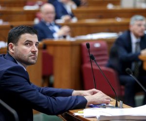 17.04.2020., Zagreb - Nastavak 16. sjednice Hrvatskog sabora. Zastupnici u Hrvatskome saboru glasali su prvi put i rucno i elektronickim putem te iz nekoliko prostorija - o raspravljenim tockama dnevnog reda, medju kojima i o prijedlogu zakona o zastiti od zaraznih bolesti i prijedlogu zakona o provedbi ovrhe na novcanim sredstvima. Davor Bernardic.
Photo: Igor Kralj/PIXSELL