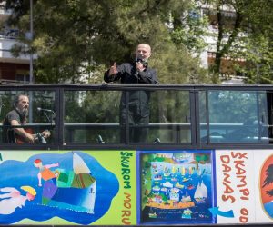 17.4.2020., Rijeka - Damir Urban, Luka Toman i Sandi Bratonja  iz Turističkog autobusa odrzali  su prvi od 12 malih glazbenih nastupa – poklon svim Rijecanima u vrijeme epidemije koronavirusom. 
Photo: Nel Pavletic/PIXSELL