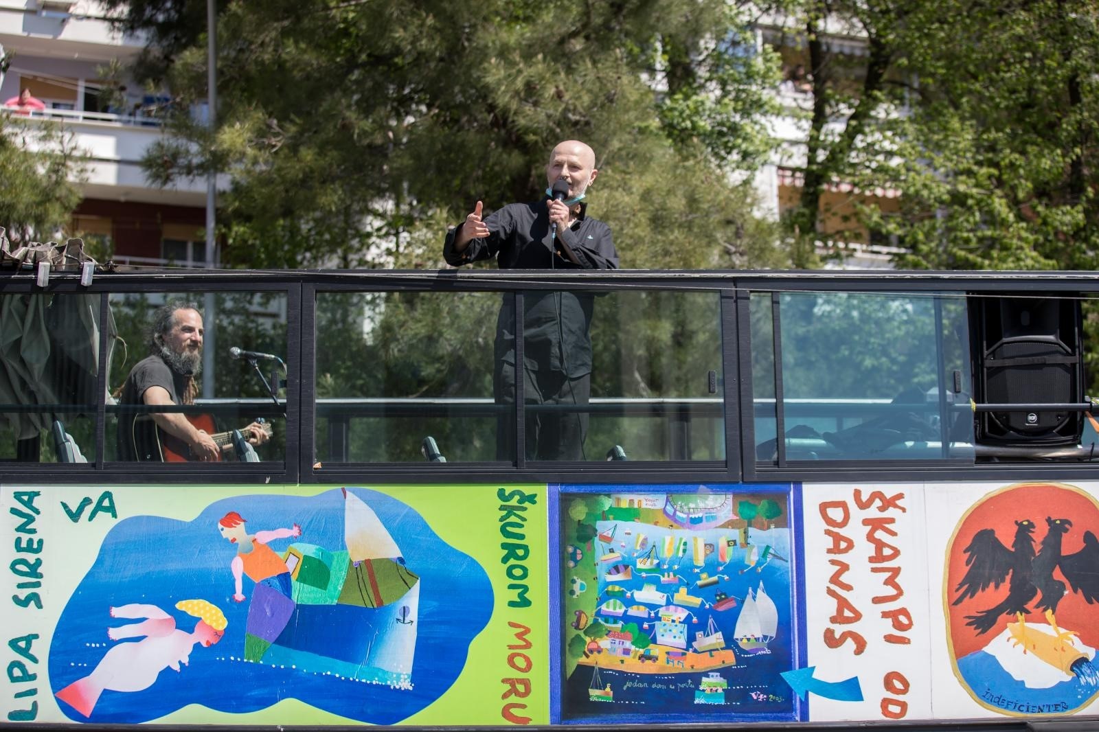 17.4.2020., Rijeka - Damir Urban, Luka Toman i Sandi Bratonja  iz Turističkog autobusa odrzali  su prvi od 12 malih glazbenih nastupa – poklon svim Rijecanima u vrijeme epidemije koronavirusom. 
Photo: Nel Pavletic/PIXSELL