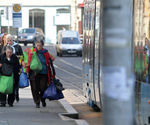 18.09.2014., Zagreb - Dvije starice slabijeg imovinskog stanja, natovarene punim vrecicama i torbama hodaju Frankopanskom ulicom te tako privlace paznju ostalih gradjana. Photo: Sanjin Strukic/PIXSELL