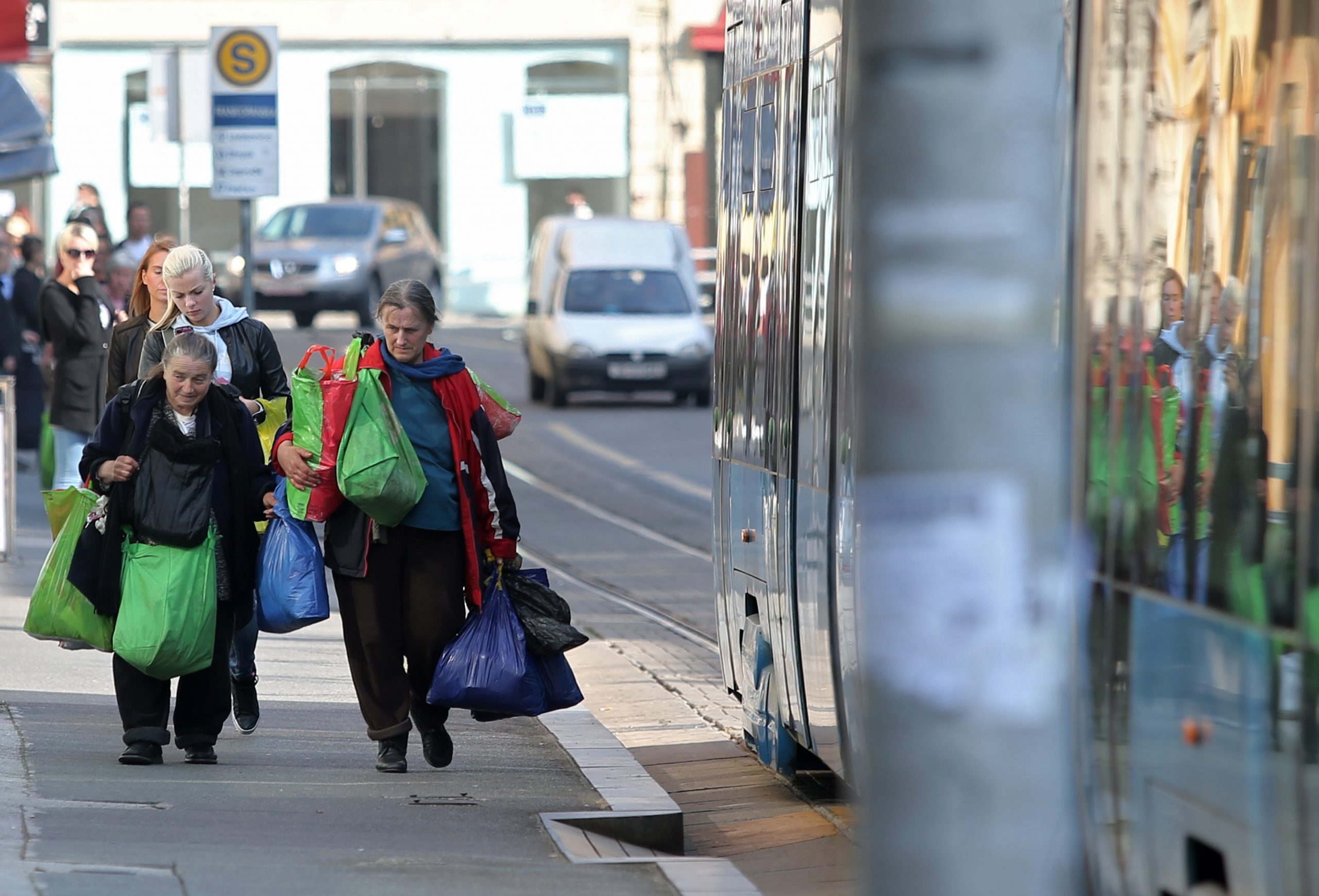 18.09.2014., Zagreb - Dvije starice slabijeg imovinskog stanja, natovarene punim vrecicama i torbama hodaju Frankopanskom ulicom te tako privlace paznju ostalih gradjana. Photo: Sanjin Strukic/PIXSELL