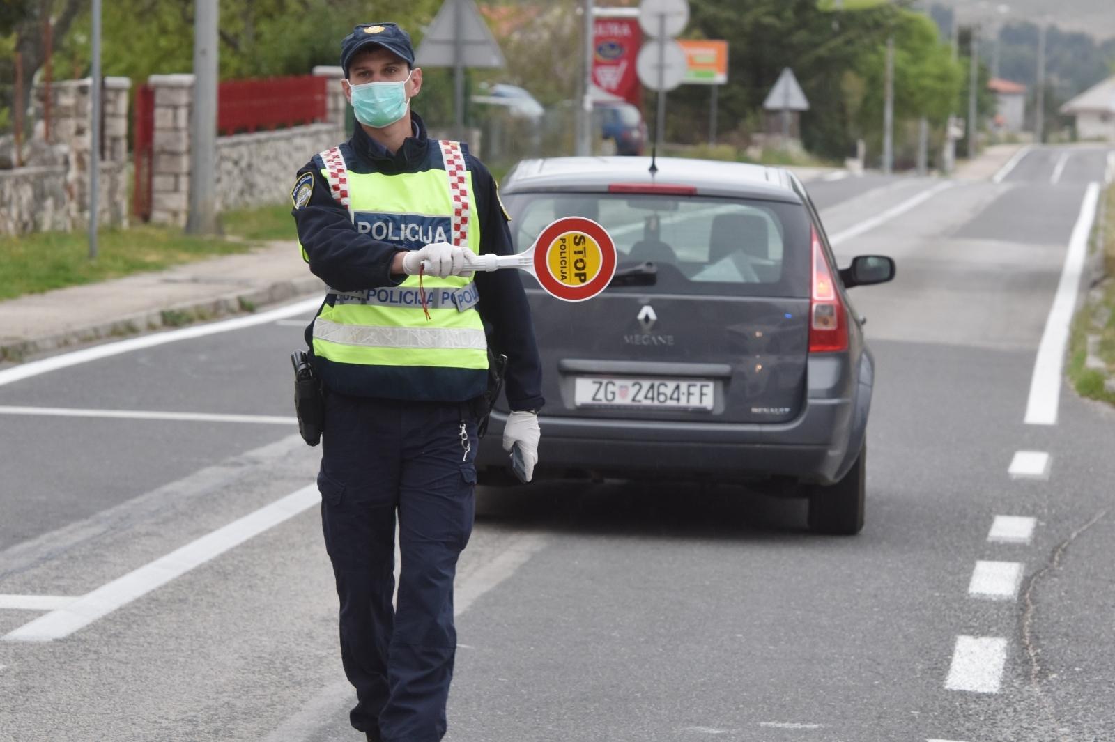 21.04.2020., Vrpolje - Policijska uprava Sibensko-kninska postavila je nove punktove za kontrolu e-propusnica na mjestima izlaza iz zupanije. Photo: Hrvoje Jelavic/PIXSELL