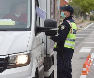21.04.2020., Vrpolje - Policijska uprava Sibensko-kninska postavila je nove punktove za kontrolu e-propusnica na mjestima izlaza iz zupanije. Photo: Hrvoje Jelavic/PIXSELL