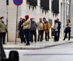 21.04.2020., Pula - Gradjani koji odlaze placati racune u FINU drze odredjenu propisanu distancu
Photo: Dusko Marusic/PIXSELL