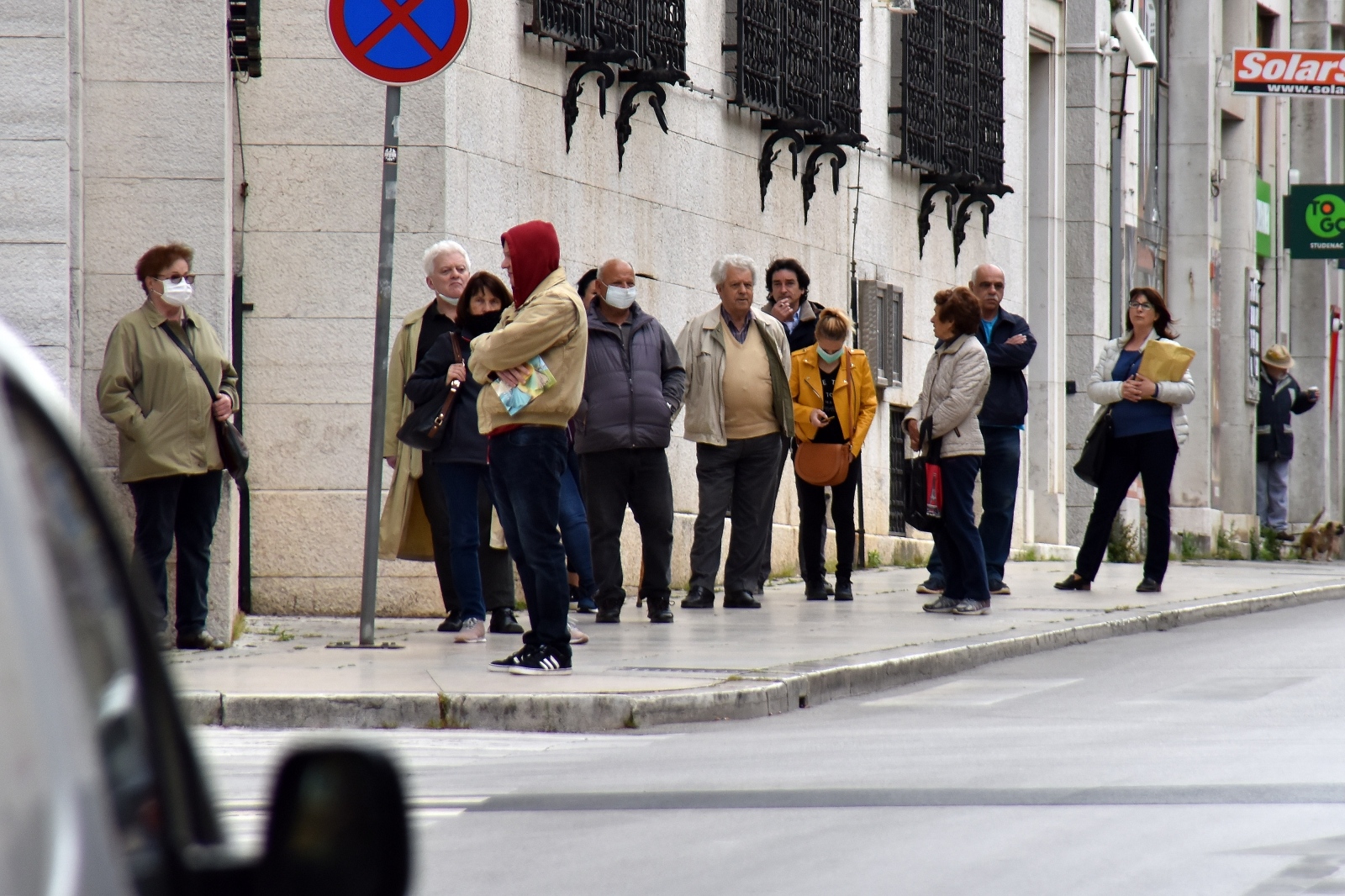 21.04.2020., Pula - Gradjani koji odlaze placati racune u FINU drze odredjenu propisanu distancu
Photo: Dusko Marusic/PIXSELL