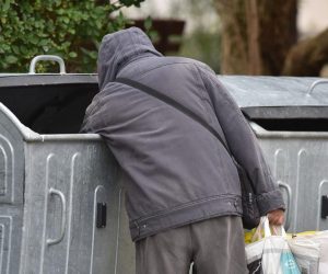 21.11.2018., Sibenik - Zbog siromastva i neimastine sve veci broj gradjana pretrazuje kontejnere u potrazi za plasticnom ambalazom. Photo: Hrvoje Jelavic/PIXSELL