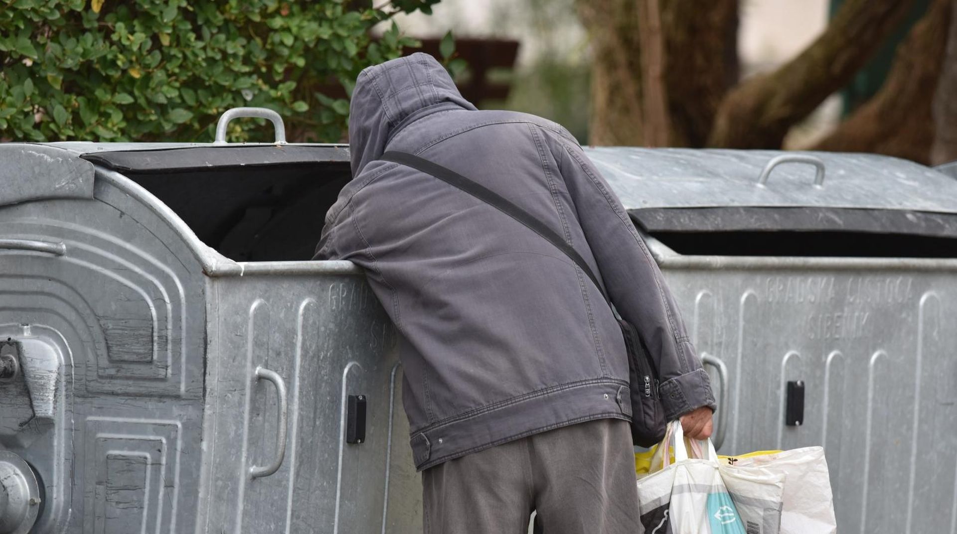 21.11.2018., Sibenik - Zbog siromastva i neimastine sve veci broj gradjana pretrazuje kontejnere u potrazi za plasticnom ambalazom. Photo: Hrvoje Jelavic/PIXSELL