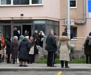 22.03.2020., Zagreb - Okupljeni umirovljenici ispred Doma za starije osobe Maksimir nakon potresa jacine 5.3. po Richteru. Photo: Sandra Simunovic/PIXSELL
