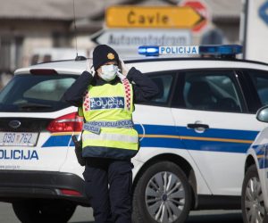 22.3.2020., Grobnik - U hangaru na Kikovici osiguran prijem i popis svih osoba koje dolaze iz Zagreba, a koje zbog u potresu ostecenih stanova dolaze u svoje vikendice ili druge objekte u PGZ. Osobe moraju dati svoje podatke i podatke o adresi gdje namjeravaju boraviti. Osobama ce se izreci mjera samoizolacije u trajanju od 14 dana i ne smiju u tom periodu napustati objekt. Njima se izdaje rjesenje s kojim moze na otoke ili drugu lokaciju na Kvarneru ili Gorskom kotaru. Photo: Nel Pavletic/PIXSELL