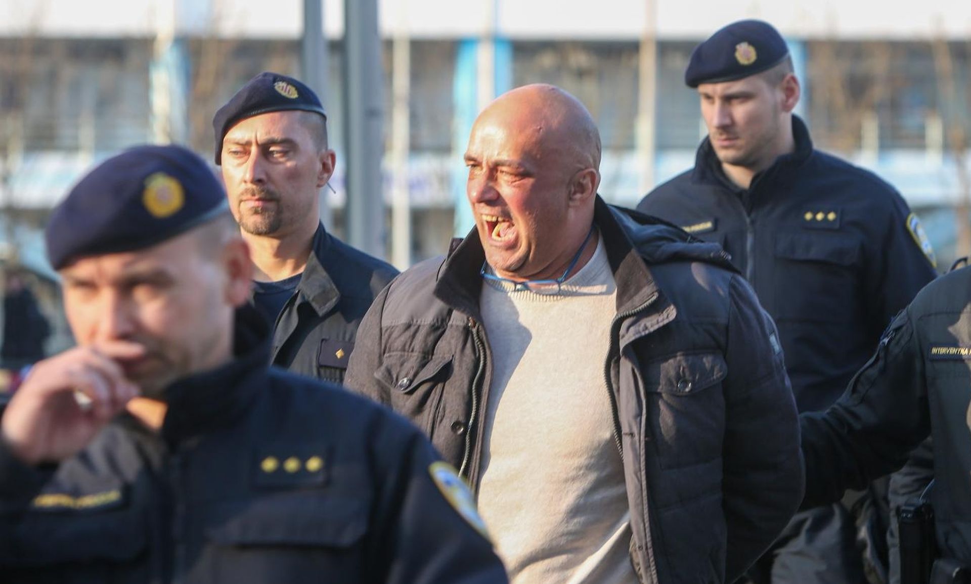 23.01.2020., Karlovac - Leon Lucic tijekom privodjenja u karlovacki zupanijski DORH, vrijedjao je i pljuvao po okupljenim novinarima. Photo: Kristina Stedul Fabac/PIXSELL