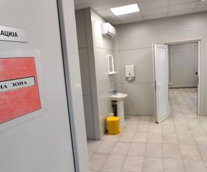 23.04.2020., Beograd, Srbija - Predsjednik Republike i vrhovni komandant Vojske Srbije Aleksandar Vucic prisustvovao je otvaranju nove bolnice u Vojnomedicinskom centru "Karaburma" koja je namenjena lijecenju oboljelih od virusa Covid-19. Photo: Srdjan Ilic/PIXSELL