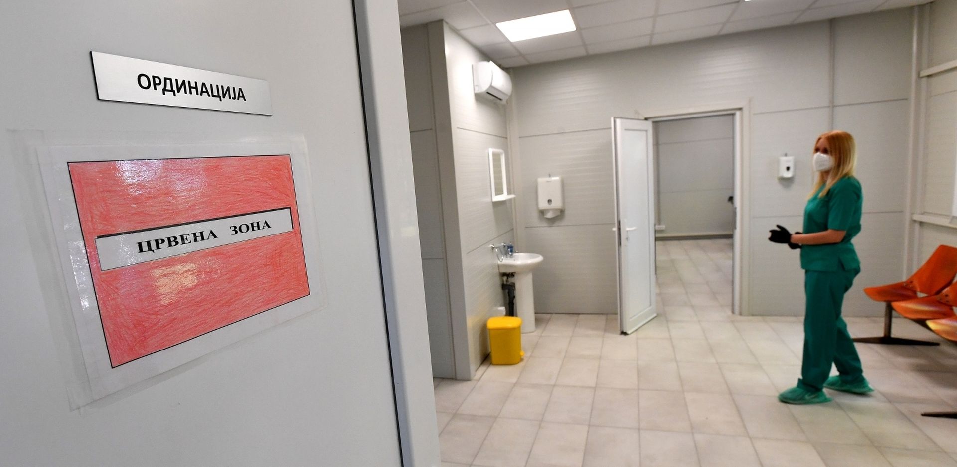 23.04.2020., Beograd, Srbija - Predsjednik Republike i vrhovni komandant Vojske Srbije Aleksandar Vucic prisustvovao je otvaranju nove bolnice u Vojnomedicinskom centru "Karaburma" koja je namenjena lijecenju oboljelih od virusa Covid-19. Photo: Srdjan Ilic/PIXSELL