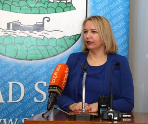23.12.2019., Sisak - Gradonacelnica Kristina Ikic Banicek  urucila stipendije studentima za akademsku godinu 2019/2020. Photo: Edina Zuko/PIXSELL