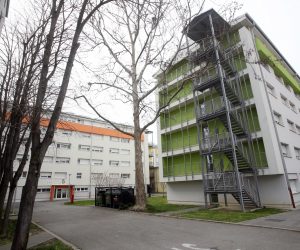 24.03.2020., Zagreb - Predsjednik Vlade Andrej Plenkovic posjetio je Zagrepcane koji su privremeno smjesteni u Studentski dom Cvjetno naselje radi ostecenjima na domovima nakon potresa u Zagrebu. Zgrada Studentski dom Cvjetno naselje.

Damir Sencar/HINA/POOL/PIXSELL