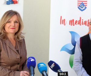 24.04.2020., Karlovac - Konferencija za medije Stozera civilne zastite Karlovacke zupanije na kojem je o stanju oko koronavirusa govorila zamjenica zupana Vesna Hajsan Dolinar. Gost konferencije bio je Nikola Sumina koji je prebolio koronavirus te svoja iskustvo sa bolescu prenio pred novinarima. 
Photo: Kristina Stedul Fabac/PIXSELL
