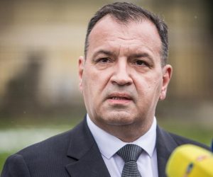 25.03.2020., Osijek - Ministar zdravstva Vili Beros nakon obilaska KBC Osijek obratio se okupljenim novinarima. Photo: Davor Javorovic/PIXSELL