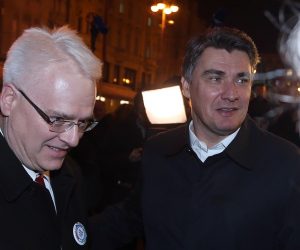 25.11.2014., Zagreb - Predsjednik SDP-a Zoran Milanovic posjetio je stand na Trgu bana Jelacica na kojem se prikupljaju potpisi za predsjednicku kandidaturu aktualnog predsjednika RH Ive Josipovica i dao svoj potpis. 
Photo: Goran Stanzl/PIXSELL