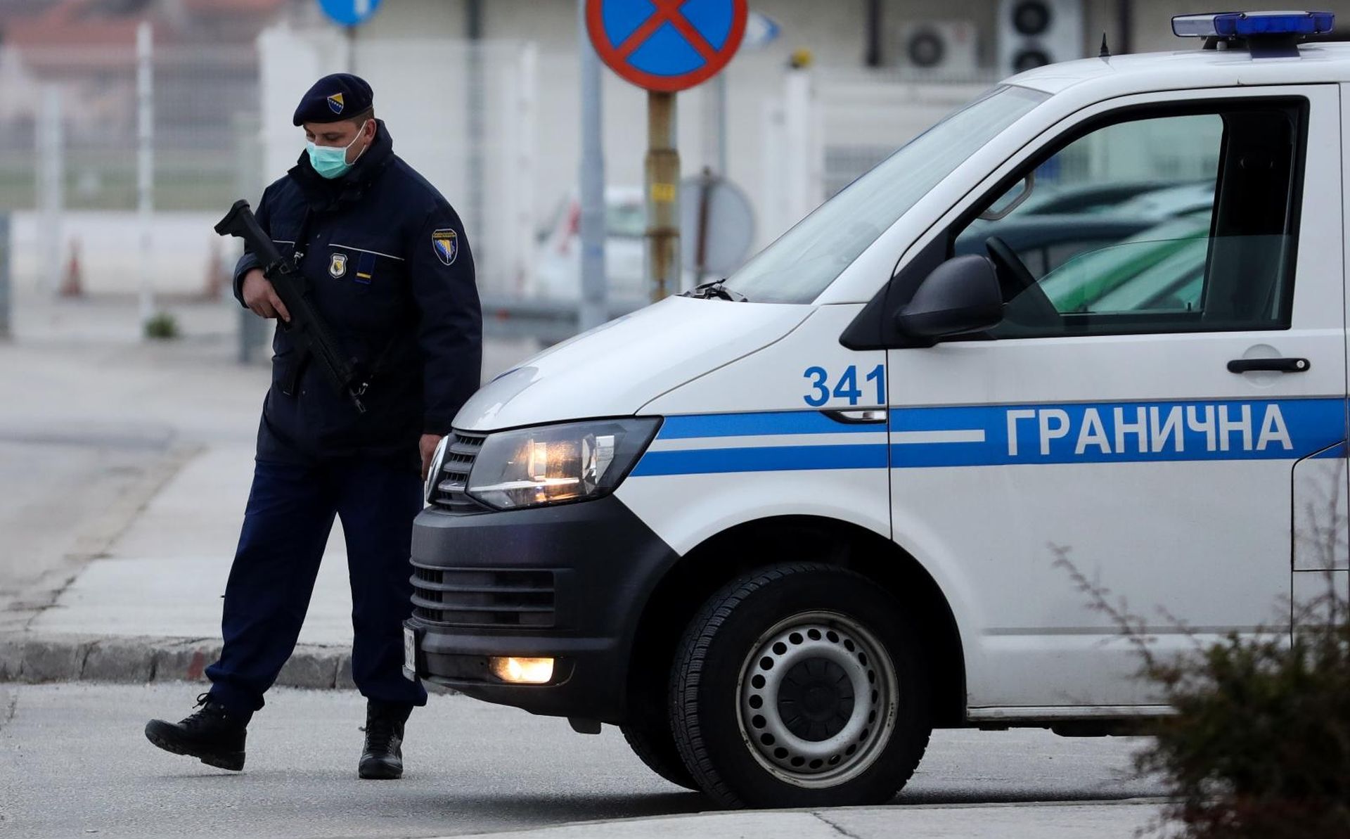 27.03.2020., Sarajevo, Bosna i Hercegovina - Bh. studenti koji studiraju u Italiji danas izvanrednim letom dolaze u Sarajevo. S aerodroma su odmah prebaceni u izolaciju u studentski dom na Bjelavama. Veliki broj policije na aerodromu ceka avion.
Photo: Armin Durgut/PIXSELL