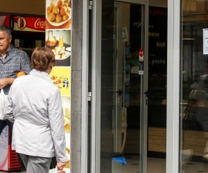 27.04.2020., Osijek - Prva faza popustanja mjera u Osijeku podrazumjeva kretanje javnog gradskog prijevoza i otvaranje pojedinih trgovina a ugostitelji se pripremaju za otvaranje svojih lokala koje je najavljeno kroz iduca dva tjedna.
Photo: Dubravka Petric/PIXSELL