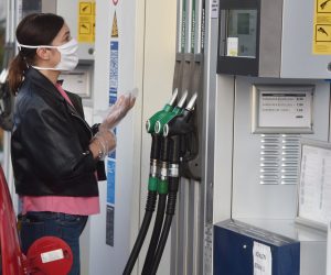 28.04.2020., Sibenik - Veliki pad cijena nafte na svjetskome trzistu doveo do rekordno niskih cijena eurosupera i eurodizela na benzinskim postajama sirim Hrvatske.
Photo: Hrvoje Jelavic/PIXSELL