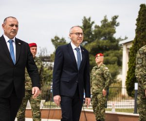 28.04.2020., Split - 29. obljetnica osnutka 4. gardijske brigade Pauci, polaganje vijenca i paljenje svijeca ispred Spomen kapelice Sveti Križ Dracevac u Splitu.
Ministar hrvatskih branitelja Tomo Medved i potpredsjednik Vlade i ministar obrane Damir Krsticevic
Photo: Milan Sabic/PIXSELL
