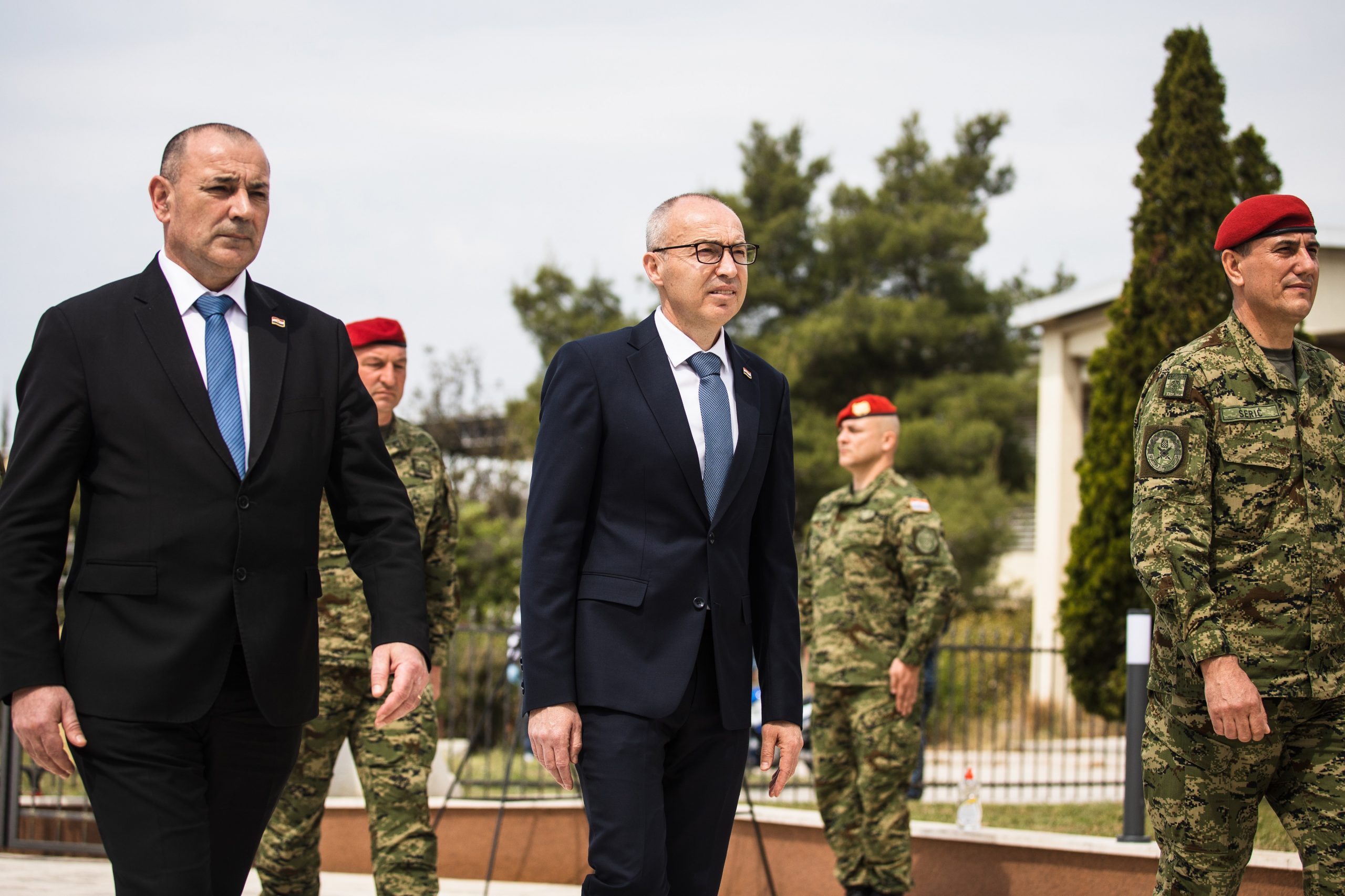 28.04.2020., Split - 29. obljetnica osnutka 4. gardijske brigade Pauci, polaganje vijenca i paljenje svijeca ispred Spomen kapelice Sveti Križ Dracevac u Splitu.
Ministar hrvatskih branitelja Tomo Medved i potpredsjednik Vlade i ministar obrane Damir Krsticevic
Photo: Milan Sabic/PIXSELL