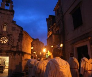 29.03.2013., Jelsa, Hvar - Hvarani su i ove godine nastavili pucke obicaje u stoljetnoj procesiji Za krizen, jednom od fenomena hrvatske kulturne bastine koji se od 2009. nalazi na UNESCO-ovoj listi nematerijalne kulturne bastine svijeta. Krizonose iz Jelse, Pitava, Svirca, Vrbanja i Vrboske cijelu su noc probdjeli noseci kriz do ranih jutarnjih sati kada su se vratili u mjesta polaska. Prosesija iz Pitava u Jelsi u kojoj je krizonosa bio Marin Crncic. 
Photo: Ivo Cagalj/PIXSELL