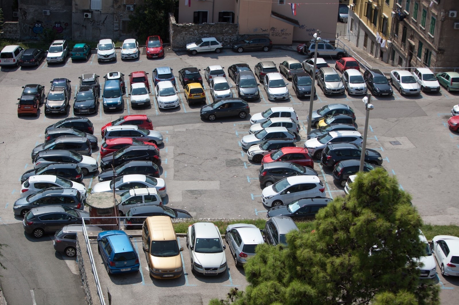 Pogled iz ptičje perspektive na parkiralište Gomila u centru Rijeke 30.08.2018., Rijeka - Pogled iz pticje perspektive na parkiraliste Gomila u centru grada. 

Photo: Nel Pavletic/PIXSELL