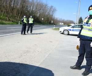 31.03.2020., Virovitica - Uslijed koronavirusa i  naputaka Hrvatskog stozera civilne zastite na virovitickom podrucju policijski djelatnici na svim ulazima i izlazima iz grada na drzavnim cestama zaustavljaju i kontroliraju vozace imaju li valjane propusnice za kretanje. 
Photo:Damir Spehar/PIXSELL