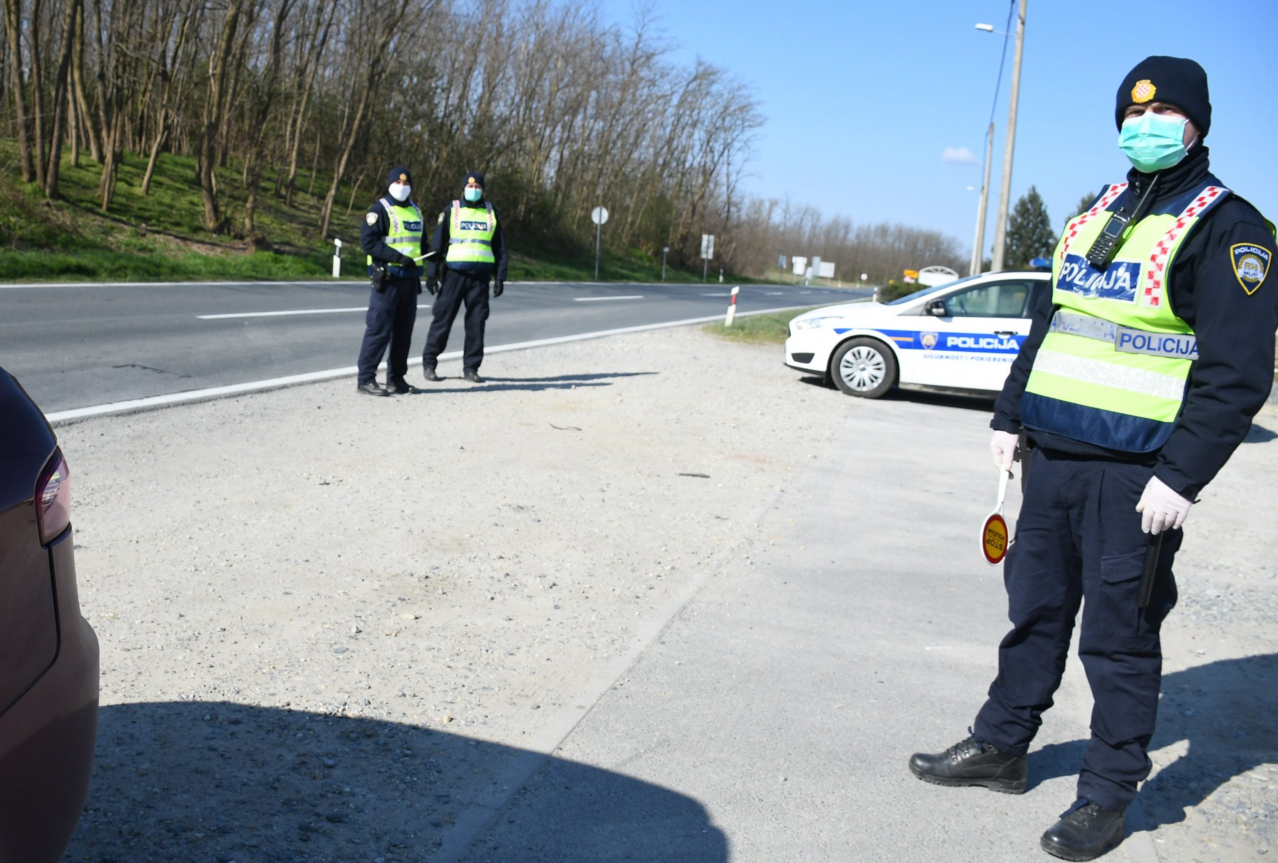 31.03.2020., Virovitica - Uslijed koronavirusa i  naputaka Hrvatskog stozera civilne zastite na virovitickom podrucju policijski djelatnici na svim ulazima i izlazima iz grada na drzavnim cestama zaustavljaju i kontroliraju vozace imaju li valjane propusnice za kretanje. 
Photo:Damir Spehar/PIXSELL
