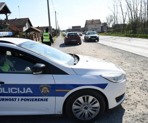 31.03.2020., Virovitica - Uslijed koronavirusa i  naputaka Hrvatskog stozera civilne zastite na virovitickom podrucju policijski djelatnici na svim ulazima i izlazima iz grada na drzavnim cestama zaustavljaju i kontroliraju vozace imaju li valjane propusnice za kretanje. 
Photo:Damir Spehar/PIXSELL