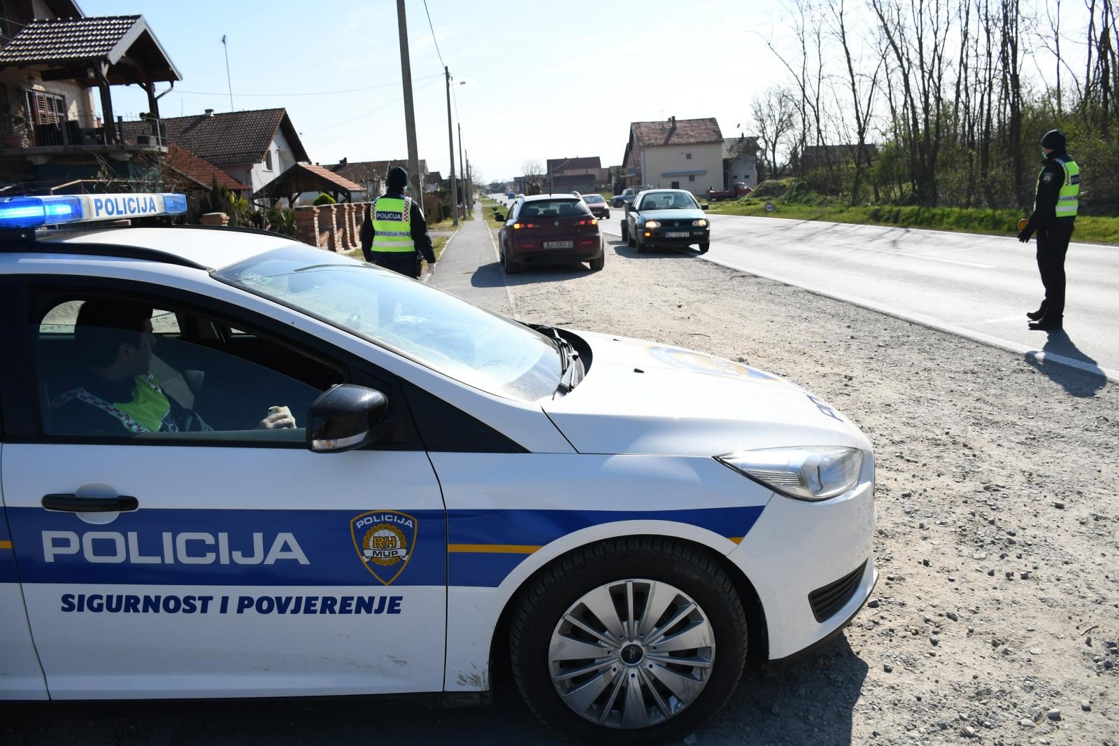 31.03.2020., Virovitica - Uslijed koronavirusa i  naputaka Hrvatskog stozera civilne zastite na virovitickom podrucju policijski djelatnici na svim ulazima i izlazima iz grada na drzavnim cestama zaustavljaju i kontroliraju vozace imaju li valjane propusnice za kretanje. 
Photo:Damir Spehar/PIXSELL