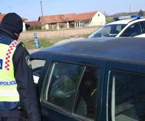31.03.2020., Virovitica - Uslijed koronavirusa i  naputaka Hrvatskog stozera civilne zastite na virovitickom podrucju policijski djelatnici na svim ulazima i izlazima iz grada na drzavnim cestama zaustavljaju i kontroliraju vozace imaju li valjane propusnice za kretanje. 
Photo:Damir Spehar/PIXSELL