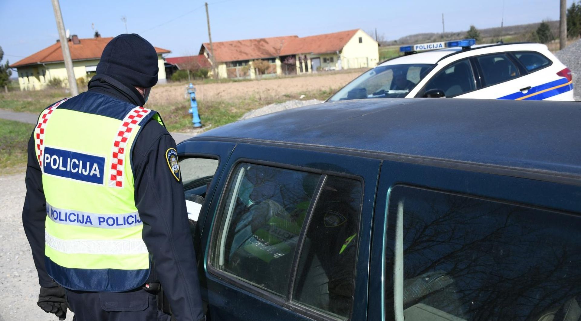 31.03.2020., Virovitica - Uslijed koronavirusa i  naputaka Hrvatskog stozera civilne zastite na virovitickom podrucju policijski djelatnici na svim ulazima i izlazima iz grada na drzavnim cestama zaustavljaju i kontroliraju vozace imaju li valjane propusnice za kretanje. 
Photo:Damir Spehar/PIXSELL