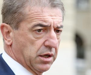 31.08.2018., Zagreb - Nakon burnih dana u HDZ-u danas se neocekivano u Saboru pojavio Darko Milinovic, koji je novinarima rekao da je dosao "rijesiti statusna pitanja", ocigledno pokusavajuci napravit dodatni pritisak na vodstvo stranke prijetnjom povratka u saborske klupe.
Photo: Patrik Macek/PIXSELL