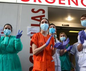 The coronavirus disease (COVID-19) outbreak in Madrid Medical staff from La Princesa hospital react as neighbours applaud from their balconies in support for healthcare workers, amid the coronavirus disease (COVID-19) outbreak, in Madrid, Spain, April 5, 2020. REUTERS/Sergio Perez SERGIO PEREZ
