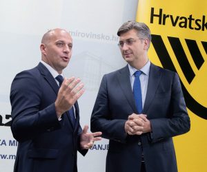 05.02.2018., Split - U postanskom uredu u Vinkovackoj ulici Tea Zekanovic, izvrsna direktorica sektora upravljanja mrezom postanskih ureda grupe podrucja 3 i Ivo Bulaja, pomocnik ravnatelja Hrvatskog zavoda za mirovinsko osiguranje predstavili  suradnju dviju institucija kojima je cilj veca dostupnost usluga gradjanima. 
Projekt obuhvaca poslove besplatnog zaprimanja zahtjeva za ostvarivanje prava iz mirovinskog osiguranja, doplatka za djecu i prava na naknadu zbog tjelesnog ostecenja u postanskim uredima Hrvatske poste u deset zupanija. 
Photo: Ivo Cagalj/PIXSELL