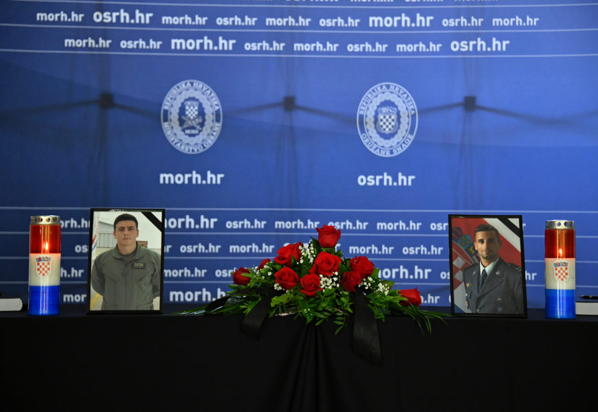 U Ministarstvu obrane RH u Zagrebu otvorena je Knjiga žalosti za poginule pilote Novkovića i Jagatića | Foto: MORH/ F. Klen