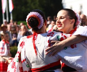 Ðakovo, 03.07.2011 - Na sredinjoj priredbi 45. Ðakovaèkih vezova  u sveèanom mimohodu, sreditem Ðakova danas je prodefiliralo oko 4.000 sudionika iz gotovo 60 folklornih skupina iz zemlje i svijeta, oko 50 okiæenih svatovskih zaprega i oko 50 jahaèa. 
foto FaH/ t
